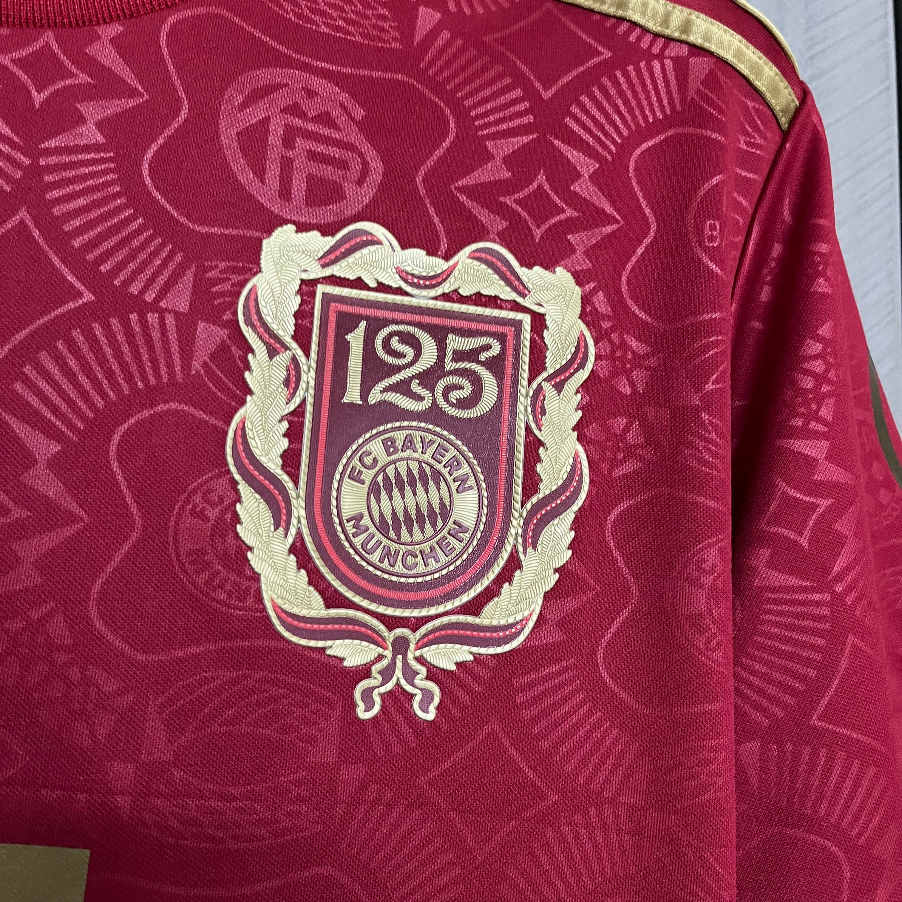 Camisa Bayern de Munique Edio Especial Aniversrio 125 anos 24/25 - Verso - Torcedor football scarf collection