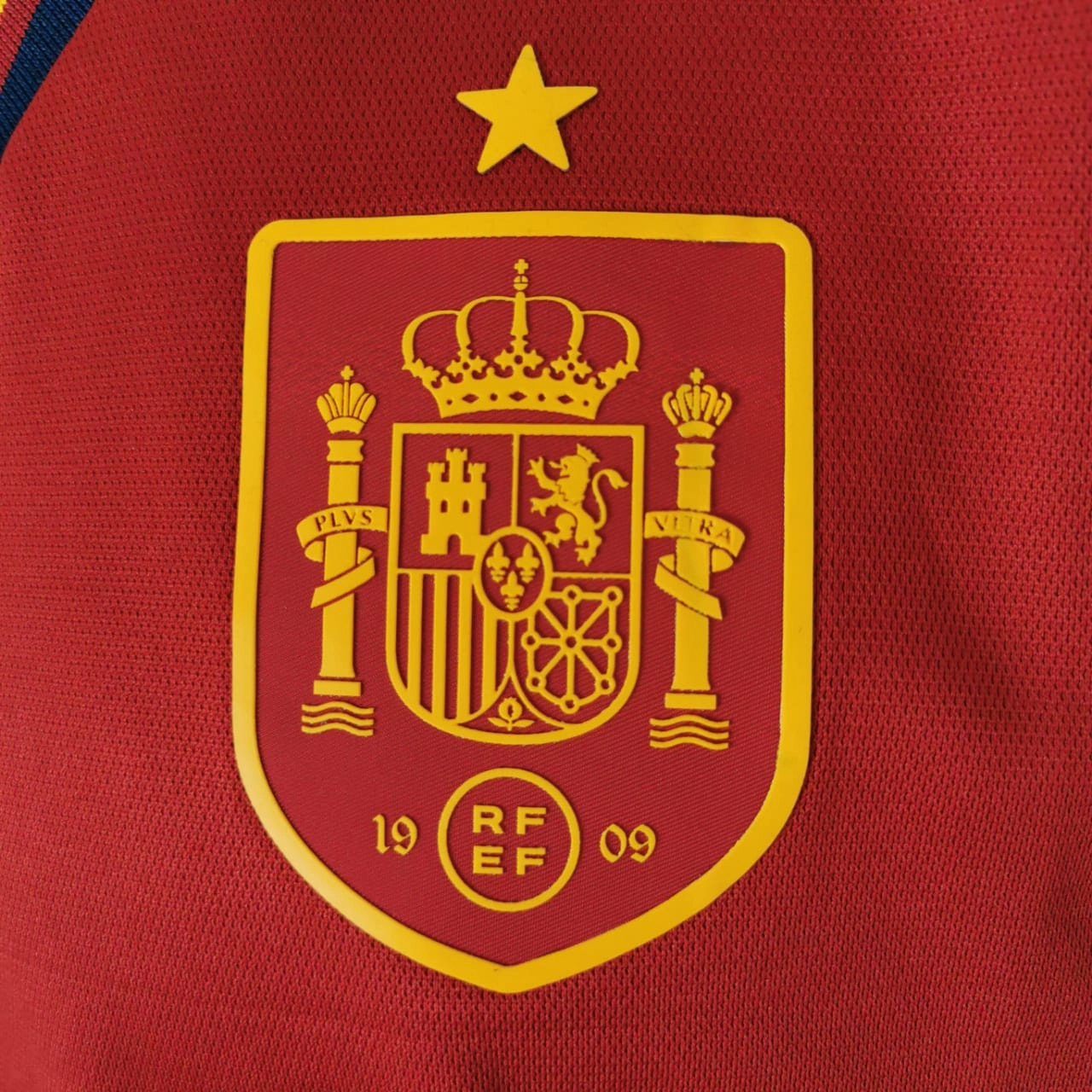 Camisa Espanha I 22/23 - Verso - Retr football fan flags