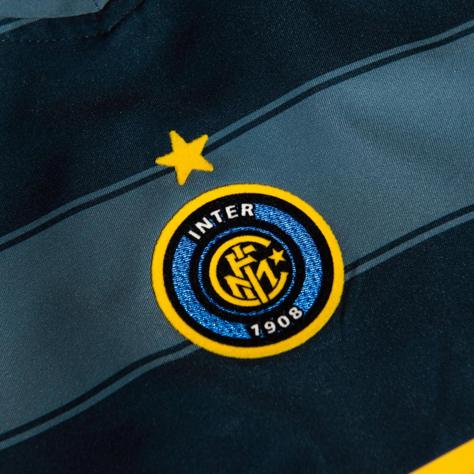 Camisa Inter de Milo III 04/05 - Verso - Retr football fan mugs