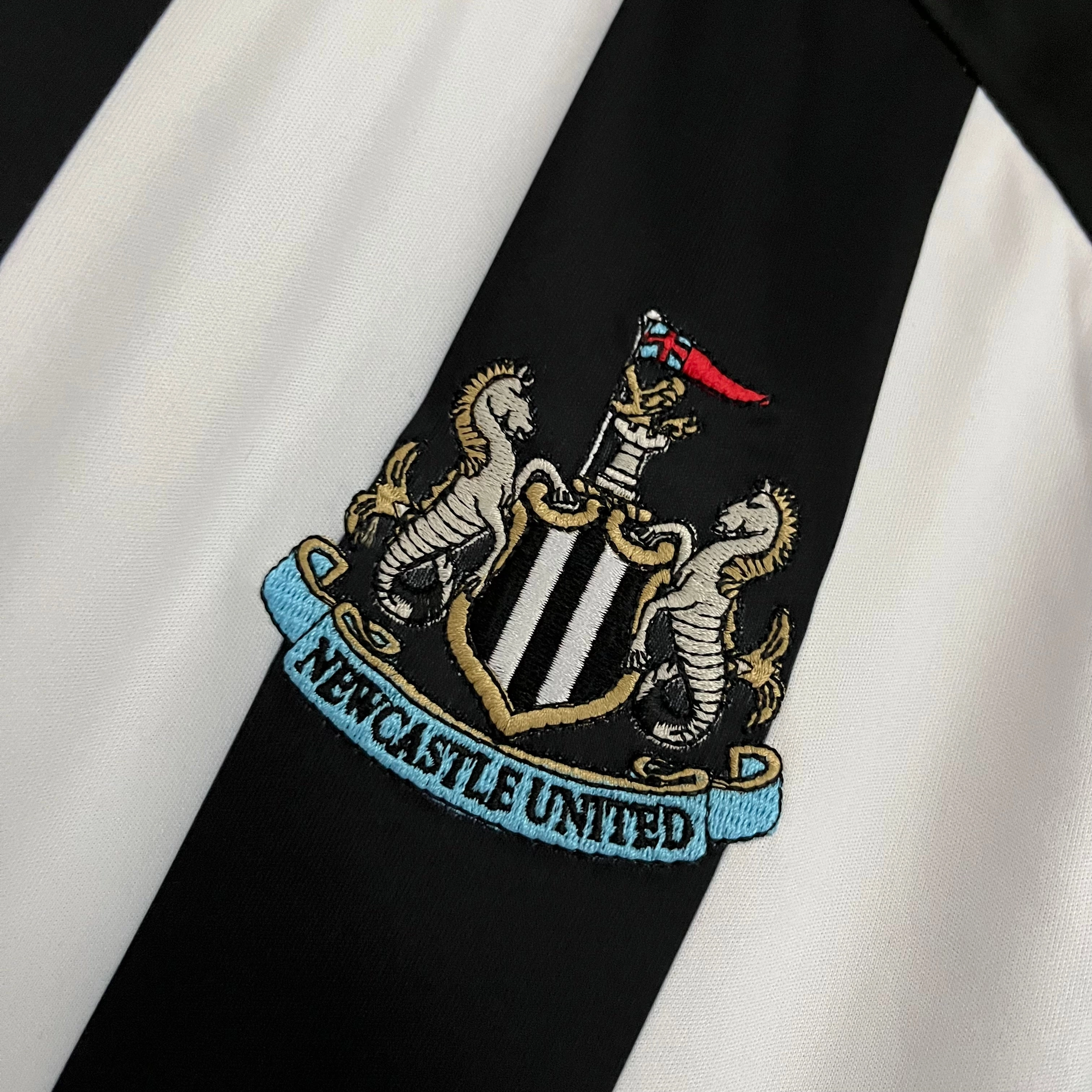 Camisa Newcastle I 23/24 - Verso - Torcedor football fan mugs