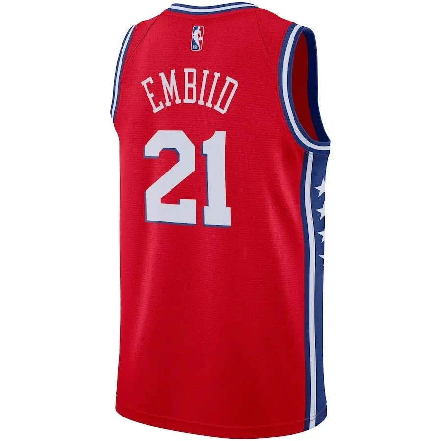 Regata NBA Philadelphia 76ers Jordan Statement Edition Swingman Jersey Vermelha Joel Embiid 21 premier league badges