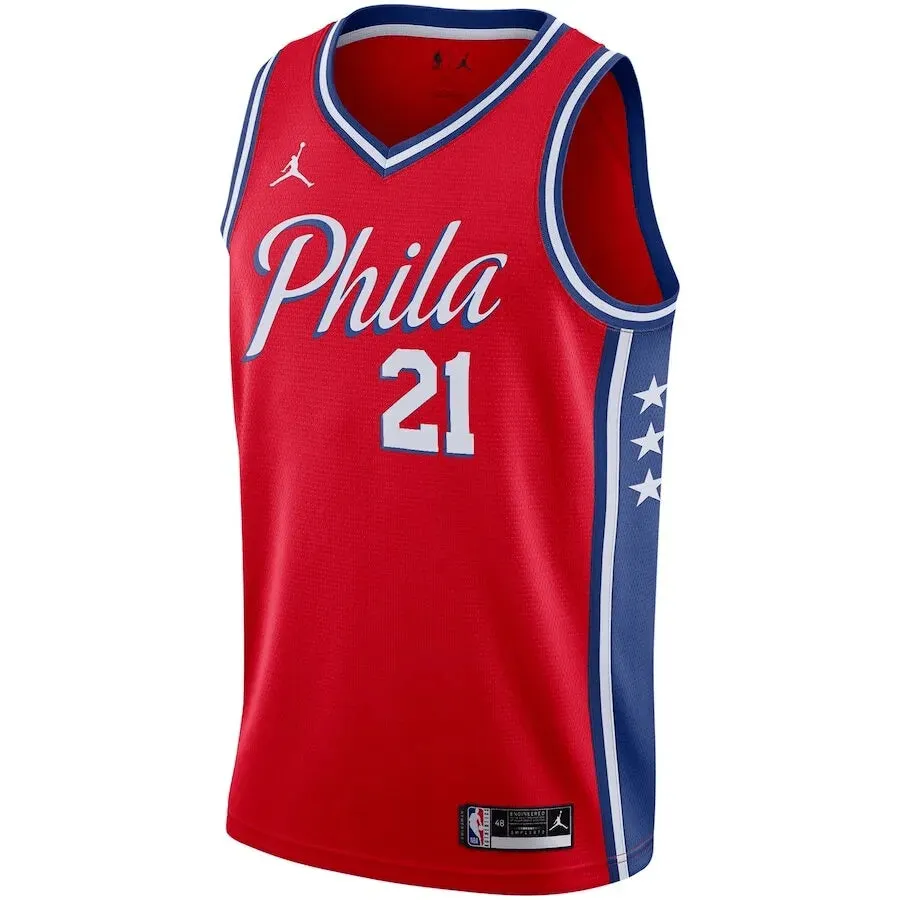Regata NBA Philadelphia 76ers Jordan Statement Edition Swingman Jersey Vermelha Joel Embiid 21 premier league badges