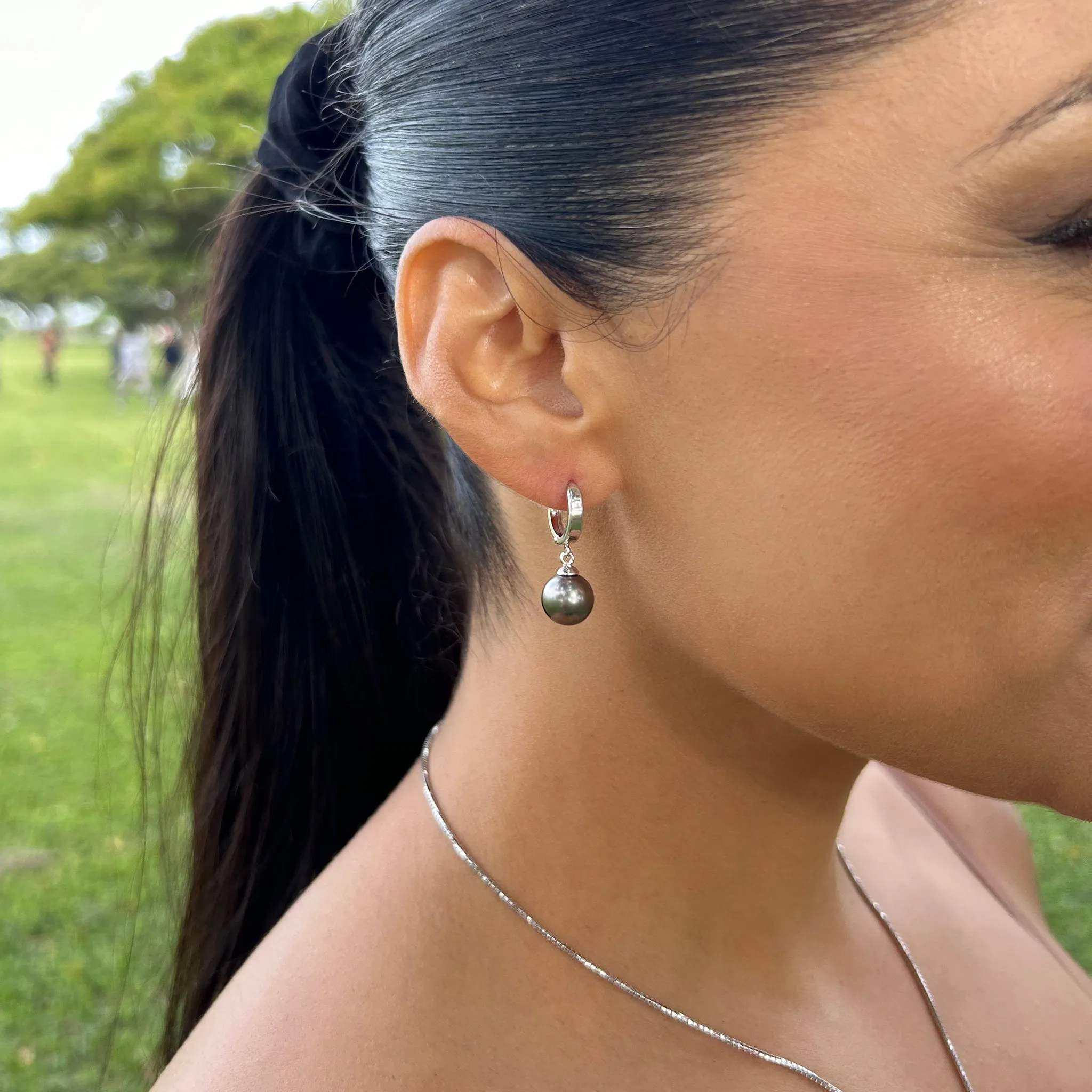Tahitian Black Pearl Earrings in White Gold - 9-10mm